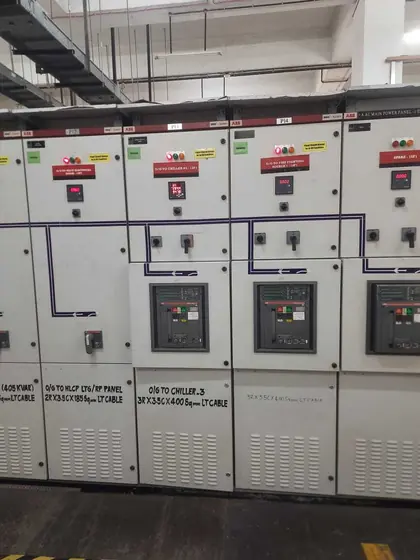 Switchboard with moulded case and air circuit breakers